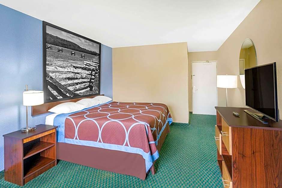 Super 8 by Wyndham Bentonville