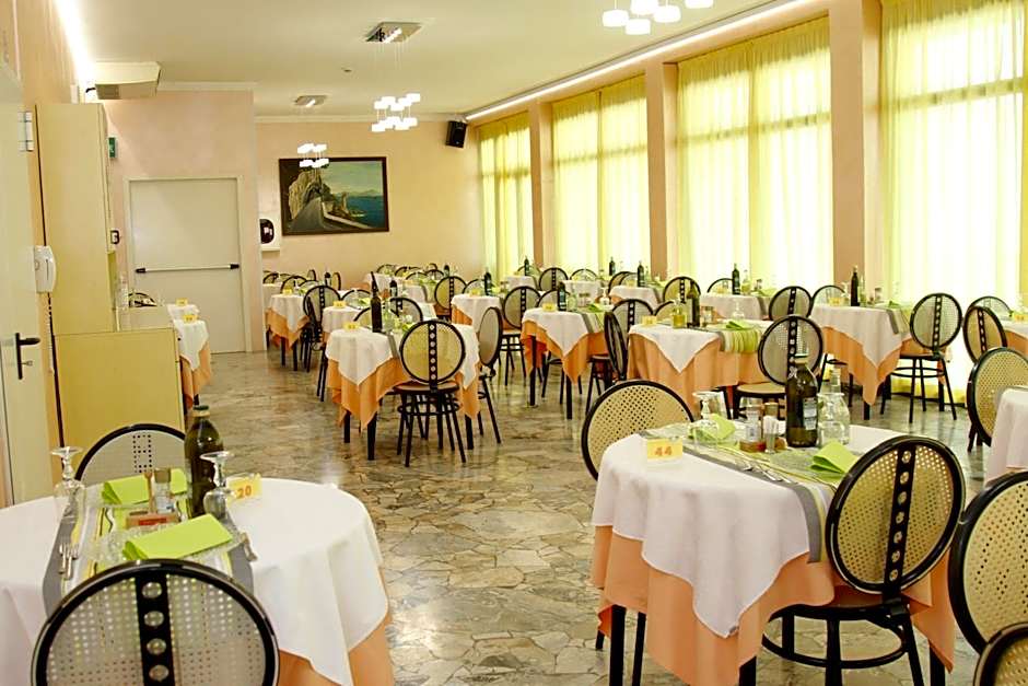 Hotel Diamante COLAZIONE XL PARCHEGGIO GRATIS A 5 CHILOMETRI DA RIMINI FIERA