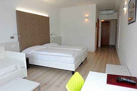 Deluxe Twin Room with Lake View