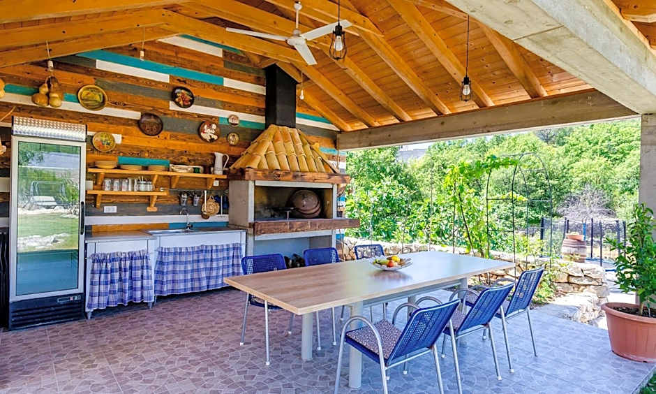 Villa Majkovica - 4 Bedroom Villa with Private Pool & En-Suite Bathrooms & Parking