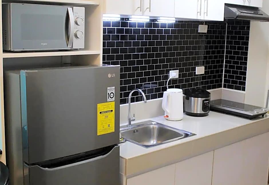 Whole Condo with Pool Great for Staycation