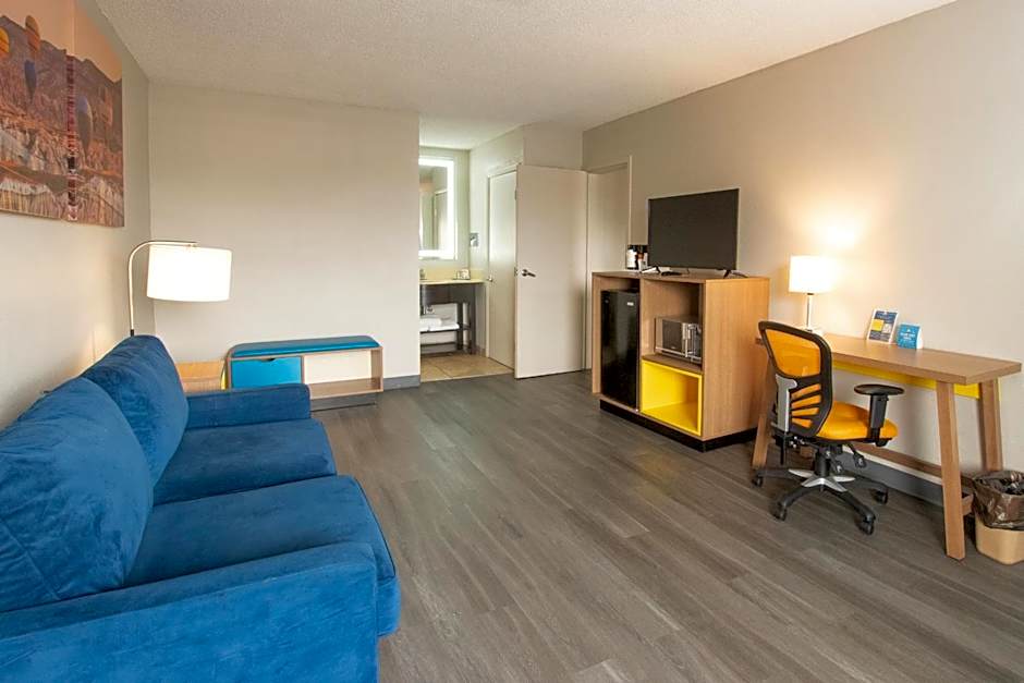 Days Inn & Suites by Wyndham Albuquerque North