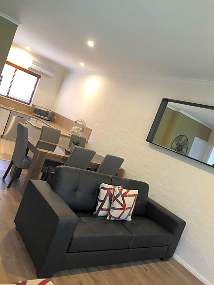 Blazing Stump Motel & Suites