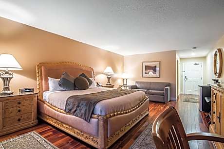 King Room with Balcony and River View - Non-Smoking