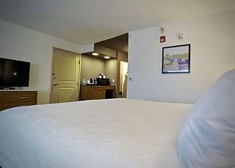 King Room with Tub - Mobility and Hearing Access