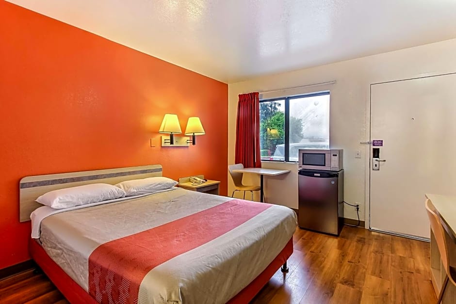 Motel 6-Salinas, CA - South - Monterey Area