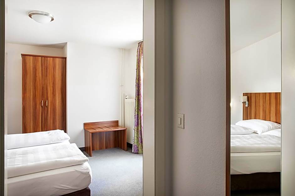 Photo 1 of 7 of MEDIUM Double Room