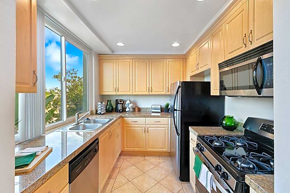 Beverly Hills Glamour Oasis 2 BR Apt with Parking 304