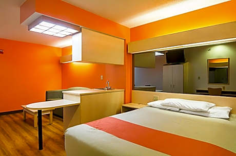 Deluxe Queen Suite - Non-Smoking