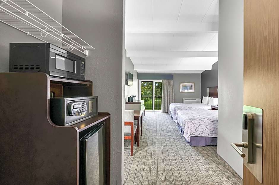 Eastland Suites Hotel & Conference Center By OYO Urbana