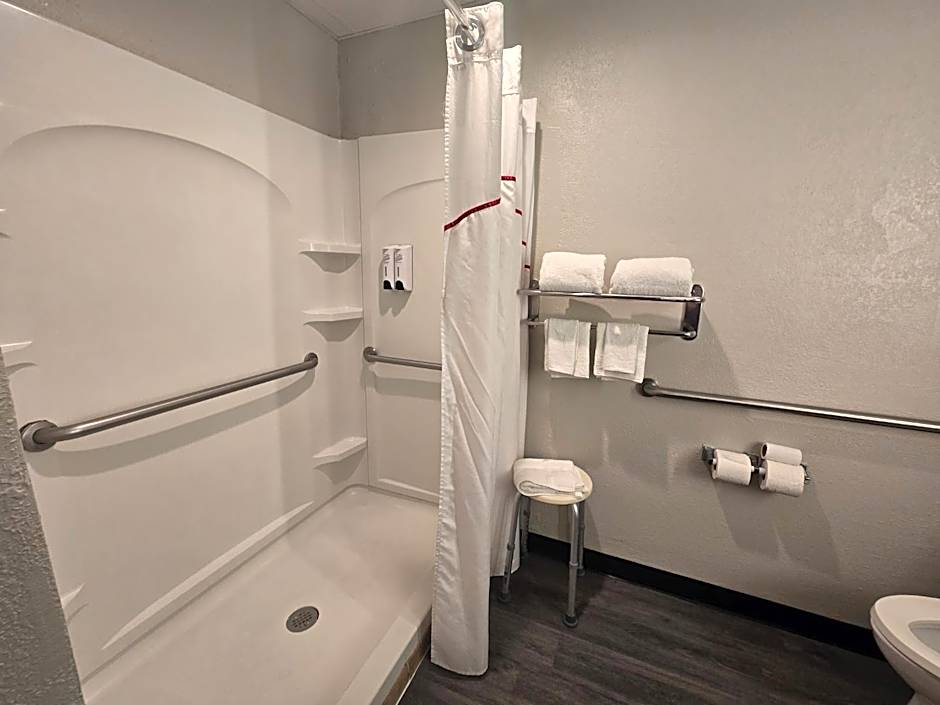 Red Roof Inn & Suites Hinesville