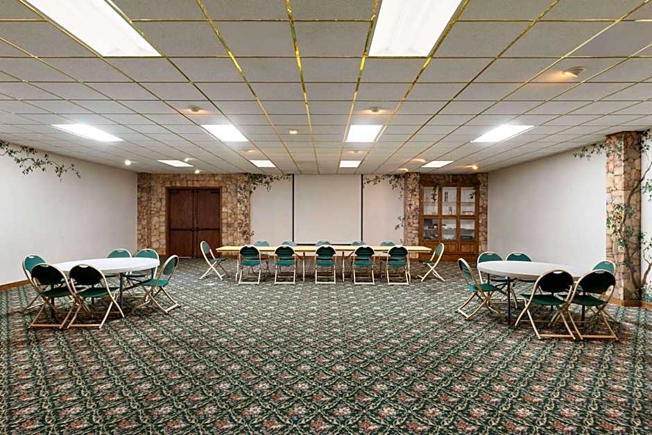 Travelodge by Wyndham Lemoore Near Naval Air Station