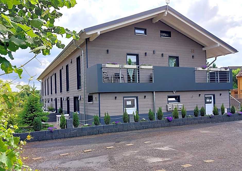 APPARTEMENTHAUS "AM KORNFELD" - 10 Apartments, 40 Betten, Raucher-Balkon, Waschraum, Garten, Grillplatz, Tischtennis, Parkplatz