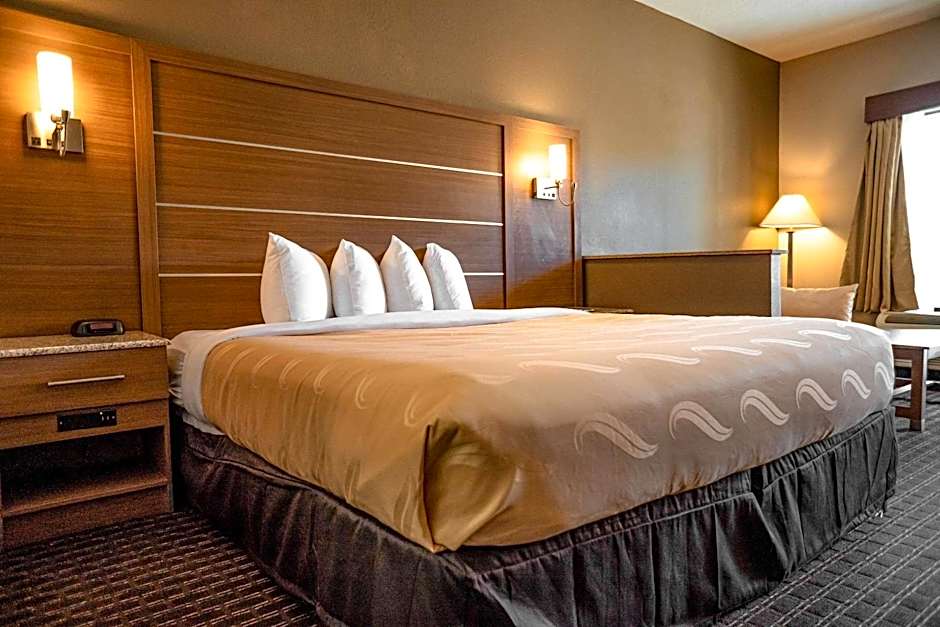 Quality Inn & Suites Near Six Flags - Austell