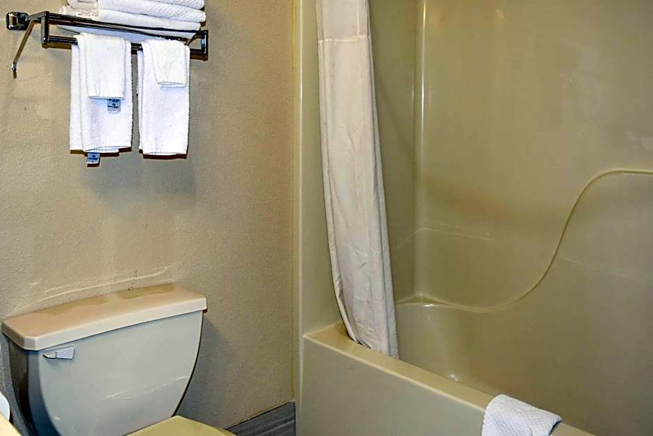 Quality Inn & Suites Brooks Louisville South