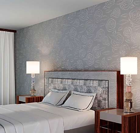 Deluxe Suite with Lake View