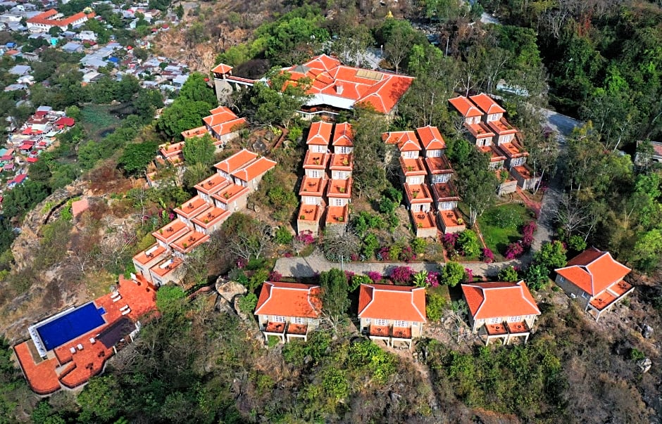 Victoria Nui Sam Lodge