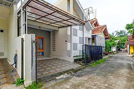 OYO Life 91239 Kost Rosandy House Yogyakarta