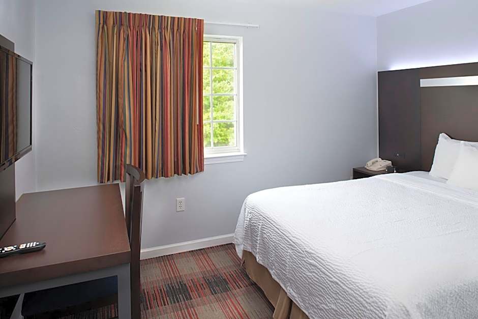 Luxbury Inn & Suites