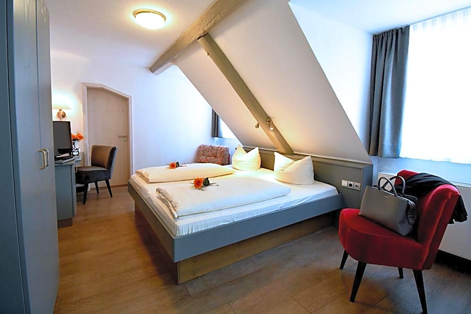 AKZENT Hotel Grüner Baum Check in Kiosk vorm Hotel