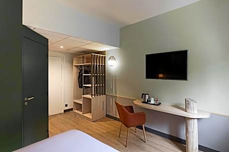 Street Side Superior Room with Double Bed and Twin Beds