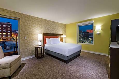 Queen Suite with Balcony - Non-Smoking