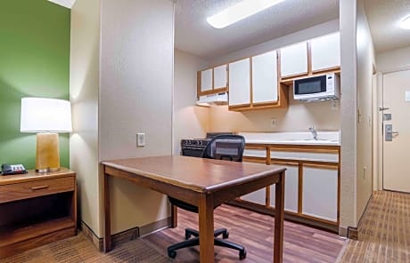 1 Bedroom Suite Queen Non-Smoking