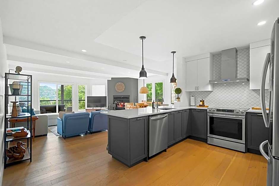 Huge 3 Bedroom Condo with a View