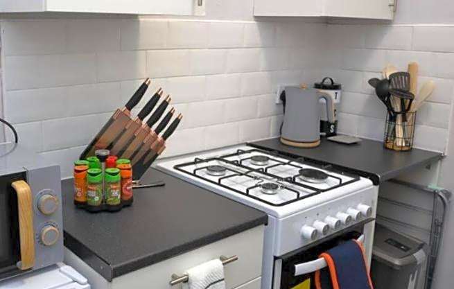 Salisbury - New 3br home, wifi, parking, sleeps 6, near Liverpool city centre