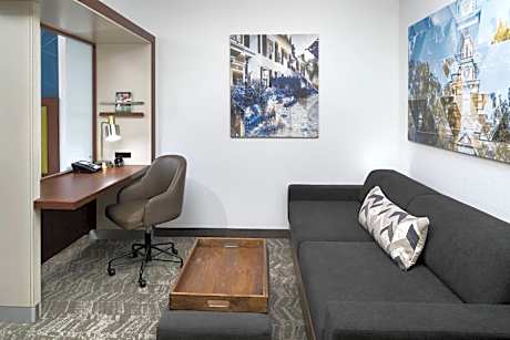 Queen Suite with Tub - Mobility Accessible