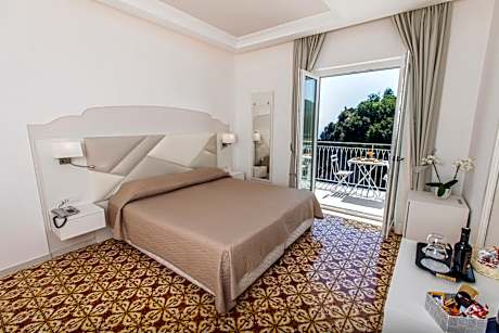 Deluxe Double Room with Balcony and Sea View