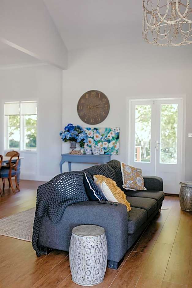 Chanticleer Gardens Barn cottage with a Pool