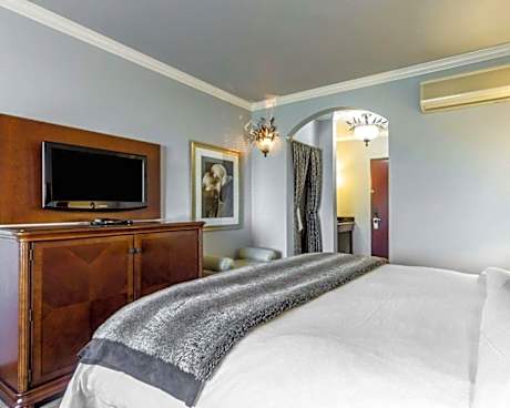 King Bed with Balcony