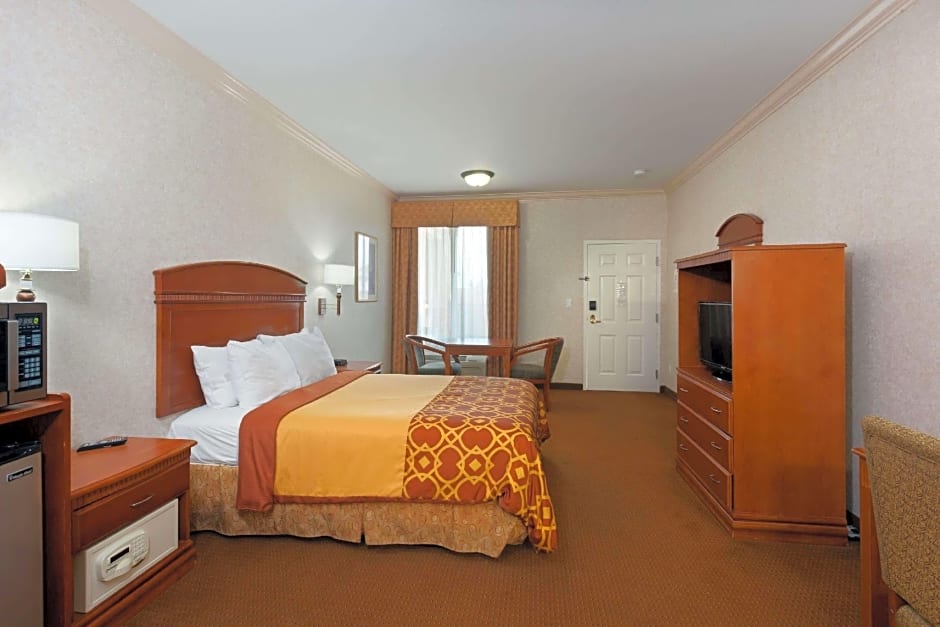 Howard Johnson Hotel & Suites by Wyndham Pico Rivera