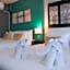 Lynlan Hostel & Cafe