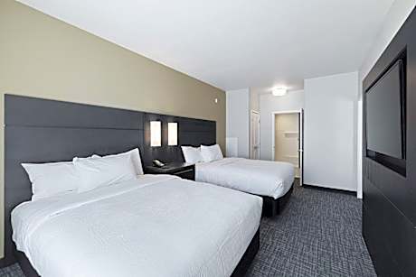 1 Bedroom Suite, 2 Queen, Non-Private Sofa Bed