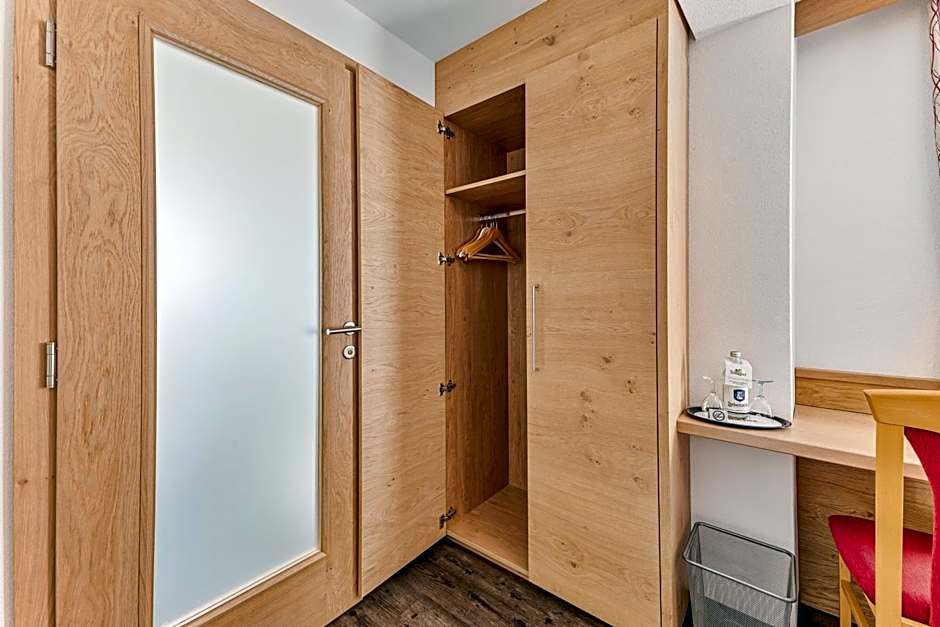 Landhotel Schwarzer Adler - Self Check In