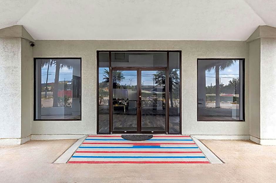 Econo Lodge Inn & Suites