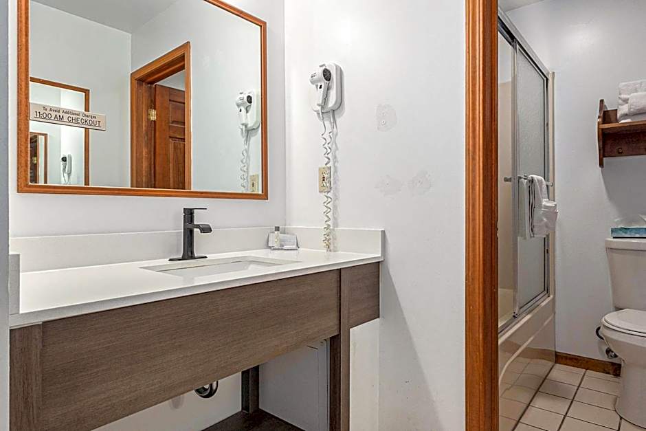 Snyders Shoreline Inn