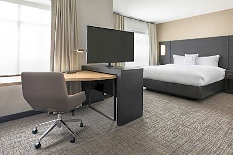 King Studio with Sofa Bed and Adapted Tub - Mobility Accessible