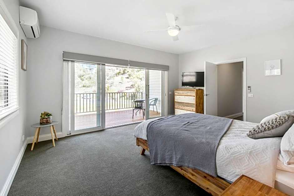 HALE KUPA Rye Beach House Spa Table Tennis