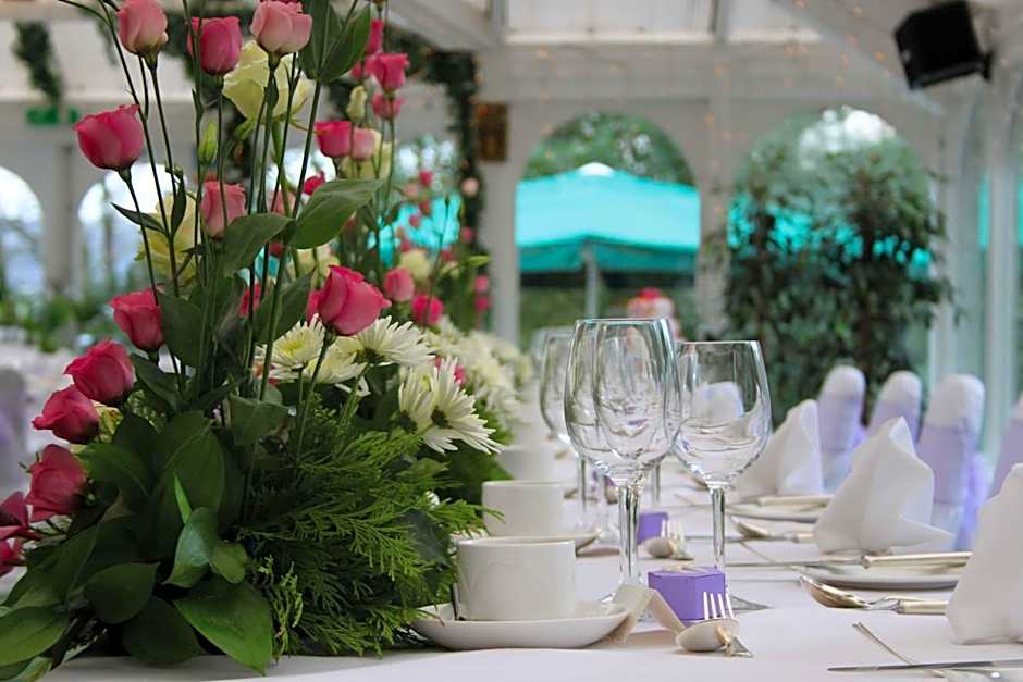 B/W Plus Buxton Lee Wood Hotel