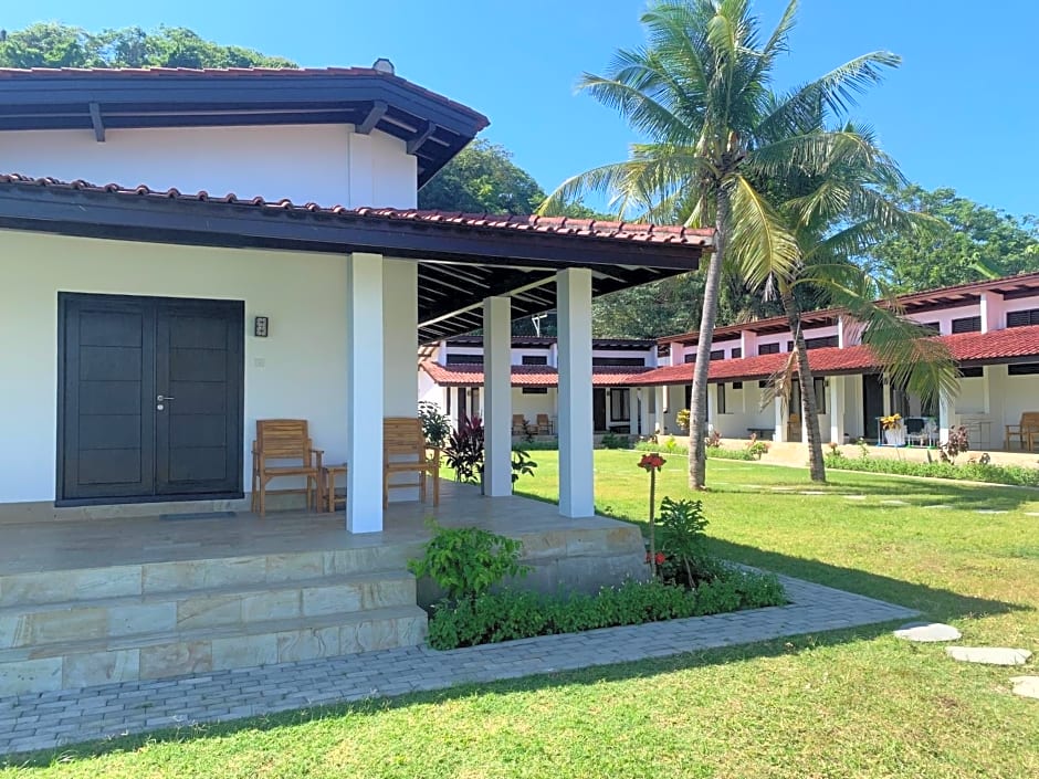 Balong Balong Surf Bungalows & Restaurant