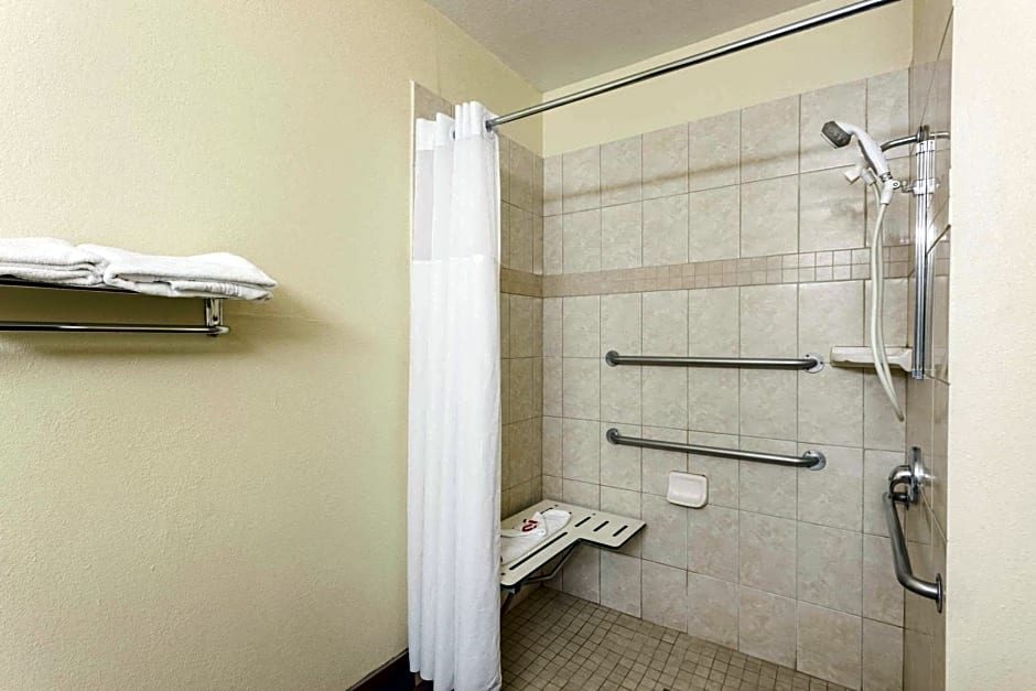 Super 8 by Wyndham Bakersfield South CA