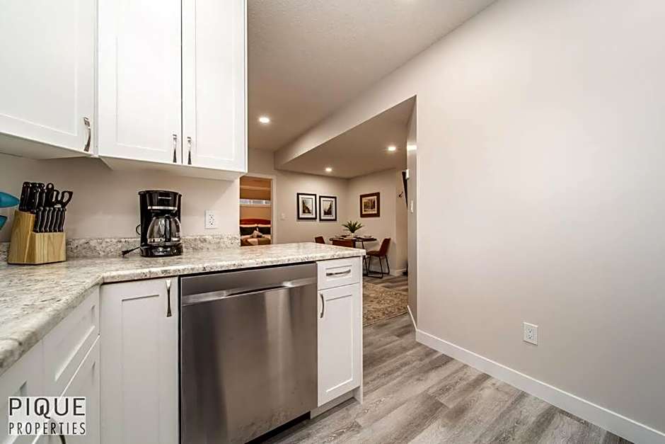 NEW, Mountain Chic Suite, Whyte Avenue, Netflix, WiFi, Sleeps 6