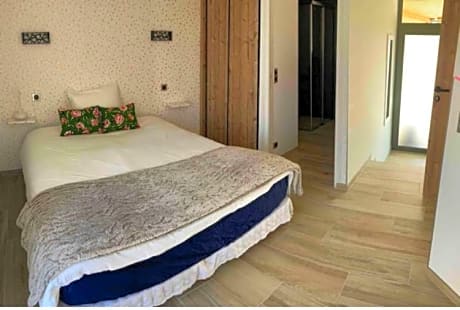 Chambre avec salle de bains privative