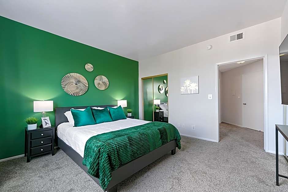 Beverly Hills Glamour Oasis 2 BR Apt with Parking 304