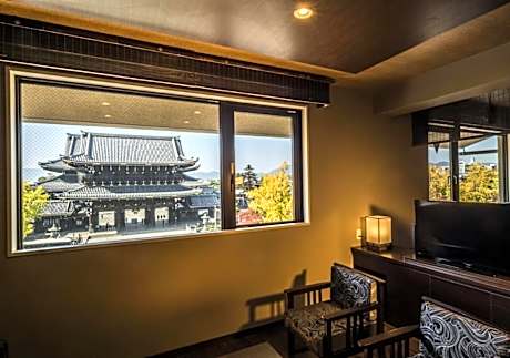 Family Suite with Temple View
