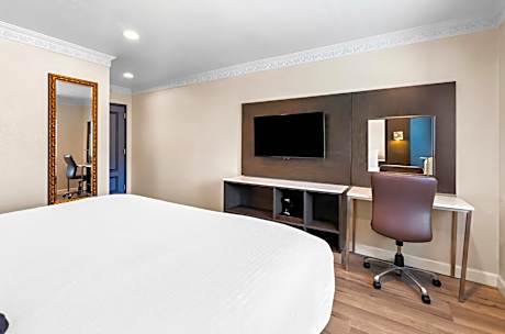 Queen Room - Non-Smoking