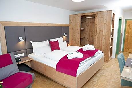 Doppelzimmer mit Balkon (zur Straße)